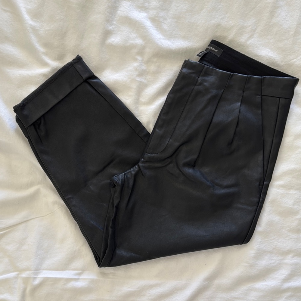 Woman’s Banana Republic pleated cropped Black Pants